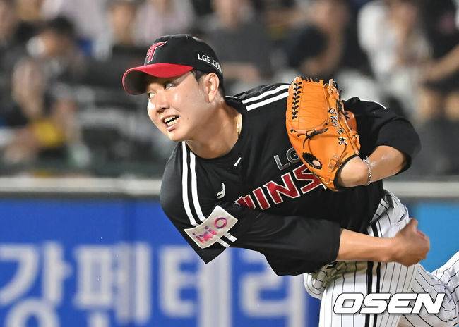 [OSEN=부산, 이석우 기자] 1일 부산 사직야구장에서 2025 신한 SOL 뱅크 KBO 리그 롯데 자이언츠와 LG 트윈스의 경기가 열렸다. 홈팀 롯데는 데이비슨이, 방문팀 LG는 에르난데스가 선발 출전했다.LG 트윈스 유영찬이 역투하고 있다. 2025.07.01 / foto0307@osen.co.kr