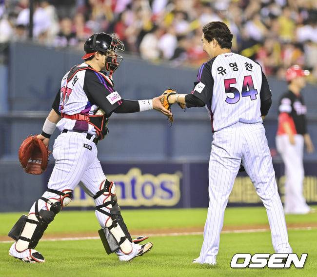 [OSEN=잠실, 박준형 기자]프로야구 LG 트윈스가 KIA 타이거즈를 꺾고 공동 1위로 올라섰다.&nbsp;LG는 27일 서울 잠실구장에서 열린 2025 KBO리그 LG KIA와 시즌 6차전 맞대결에서 4-3 역전승을 거뒀다. 박동원이 역전 스리런 홈런을 터뜨렸고, 8회 문성주가 결승타를 때렸다.&nbsp;경기종료 후 LG 박동원과 유영찬이 하이파이브를 하고 있다. 2025.06.27 /soul1014@osen.co.kr
