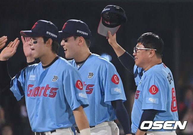 [OSEN=부산, 이석우 기자] 22일 부산 사직야구장에서 2025 신한 SOL 뱅크 KBO 리그 롯데 자이언츠와 삼성 라이온즈의 경기가 열렸다. 홈팀 롯데는 박세웅이, 방문팀 삼성은 원태인이 선발 출전했다.롯데 자이언츠 김태형 감독이 삼성 라이온즈에 9-6 역전승 한 후 팬들에게 인사를 하고 있다. 2025.06.22 / foto0307@osen.co.kr