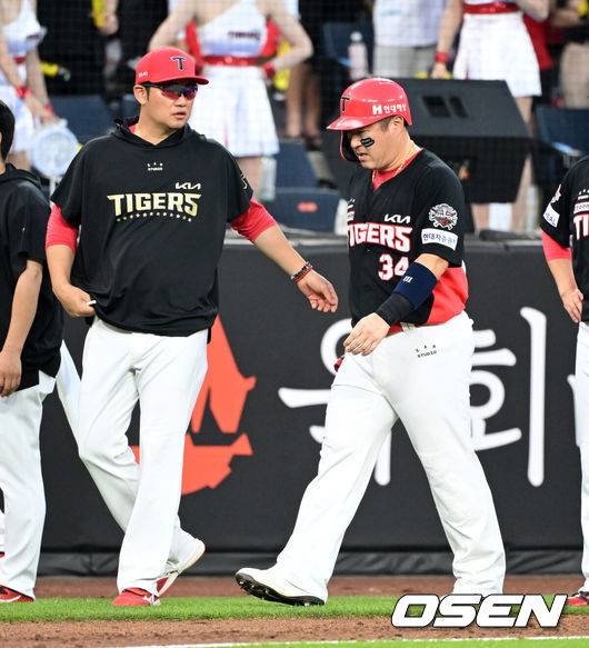 [OSEN=대전, 이대선 기자] 8일 오후 대전 한화생명볼파크에서 2025 신한 SOL Bank KBO리그 한화 이글스와 KIA 타이거즈의 경기가 열렸다.한화는 문동주, KIA는 윤영철을 선발로 내세웠다.3회초 1사 2,3루 주루플레이 과정에서 다리의 불편함을 호소한 KIA 최형우가 교체되고 있다. 2025.07.08 /sunday@osen.co.kr