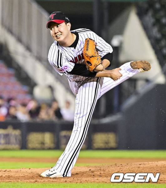 [OSEN=잠실, 박준형 기자] 8일 오후 서울 잠실구장에서 ‘2025 신한 SOL BANK KBO리그’ LG 트윈스와 키움 히어로즈의 경기가 진행됐다.이날 경기에서 LG는 임찬규(8승 3패)를, 키움은 하영민(6승 8패)을 선발투수로 내세웠다.9회초 LG 유영찬 투수가 역투하고 있다.    2025.07.08 /  soul1014@osen.co.kr