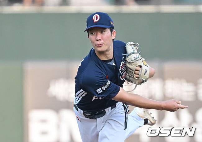 [OSEN=부산, 이석우 기자] 8일 부산 사직야구장에서 2025 신한 SOL 뱅크 KBO 리그 롯데 자이언츠와 두산 베어스의 경기가 열렸다. 홈팀 롯데는 홍민기가, 방문팀 두산은 최민석이 선발 출전했다.두산 베어스 선발 투수 최민석이 역투하고 있다. 2025.07.08 / foto0307@osen.co.kr