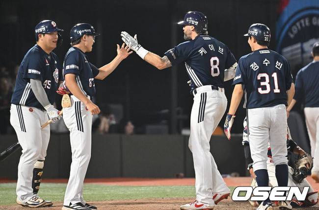 [OSEN=부산, 이석우 기자] 8일 부산 사직야구장에서 2025 신한 SOL 뱅크 KBO 리그 롯데 자이언츠와 두산 베어스의 경기가 열렸다. 홈팀 롯데는 홍민기가, 방문팀 두산은 최민석이 선발 출전했다.두산 베어스 케이브가 8회초 무사 1루 우월 동점 2점 홈런을 치고 하이파이브를 하고 있다. 2025.07.08 / foto0307@osen.co.kr