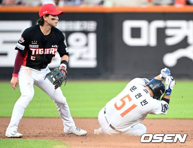 [OSEN=대전, 이대선 기자] 8일 오후 대전 한화생명볼파크에서 2025 신한 SOL Bank KBO리그 한화 이글스와 KIA 타이거즈의 경기가 열렸다.한화는 문동주, KIA는 윤영철을 선발로 내세웠다.1회말 무사 1,3루에서 한화 문현빈이 우월 적시 2루타를 치고 슬라이딩을 하고 있다. 2025.07.08 /sunday@osen.co.kr