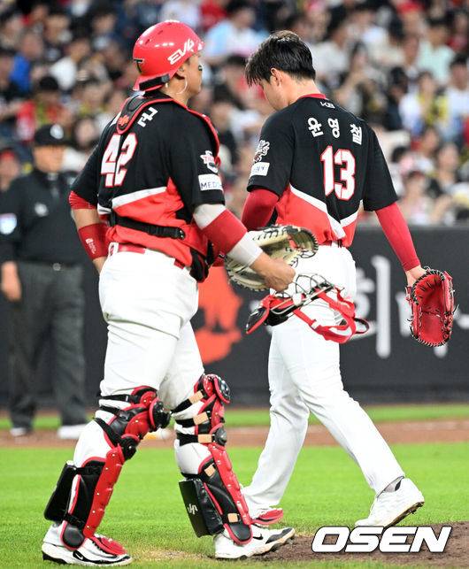 [OSEN=대전, 이대선 기자] 8일 오후 대전 한화생명볼파크에서 2025 신한 SOL Bank KBO리그 한화 이글스와 KIA 타이거즈의 경기가 열렸다.한화는 문동주, KIA는 윤영철을 선발로 내세웠다.3회말 무사 1,2루에서 KIA 윤영철이 마운드를 내려가고 있다. 2025.07.08 /sunday@osen.co.kr
