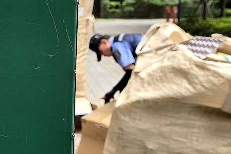 ▲ 재활용 분리수거 정리를 하는 경비원. ⓒ프레시안(허환주)