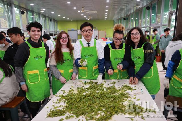 ▲김철우 군수와 보성다향대축제를 방문한 외국인들이 함께 차를 덖고 있다ⓒ보성군