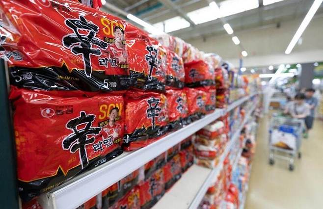 서울의 한 대형마트에 진열된 신라면의 모습. 뉴스1