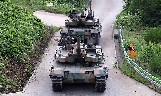 강원 홍천군 매봉산 훈련장에서 열린 육군 11기동사단 주관 지역 안보 관계관·주민 초청 행사에서 K2 전차가 사격장을 향해 기동하고 있다. 연합뉴스