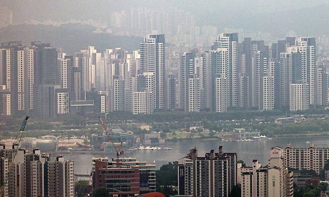 서울 남산에서 바라본 아파트 단지. 뉴스1