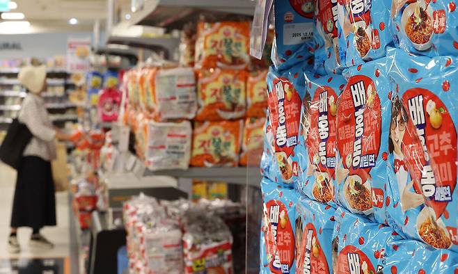 서울 한 대형마트 라면 판매대 모습. 연합뉴스