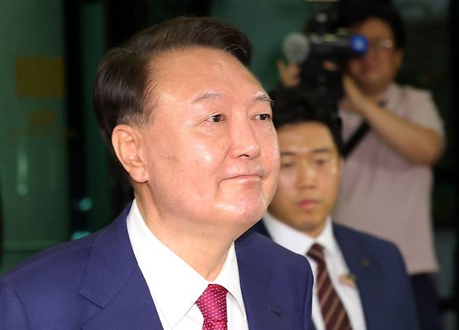 윤석열 전 대통령이 5일 오후 서울 서초구 서울고등검찰청에 마련된 내란특검 사무실에서 2차 대면 조사를 마친 뒤 귀가하고 있다. 뉴시스