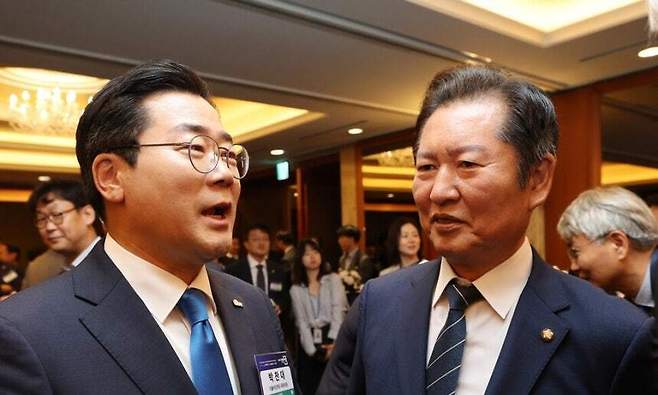 더불어민주당 대표 선거에 출마한 박찬대 의원(왼쪽)과 정청래 의원. 국회사진기자단