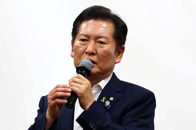 6일 오후 광주 서구 김대중컨벤션 센터에서 열린 ‘국민이 지키는 나라’ 북콘서트에서 더불어민주당 대표 선거에 출마한 정청래 국회의원이 발언하고 있다. 연합뉴스