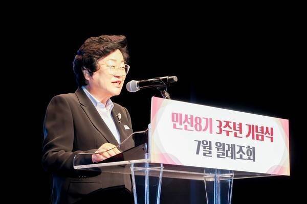 지난 1일 이천시청에서 열린 월례조례에서 발언하는 김경희 시장. 페이스북 캡처