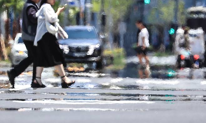 본격적인 더위를 알리는 ‘소서(小暑)’였던 지난 7일 오후 제주시의 한 도로 위로 지열로 인한 아지랑이가 피어오르고 있다.