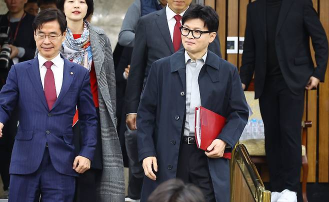 국민의힘 한동훈 전 대표(오른쪽)와 조경태 의원. 남제현 선임기자