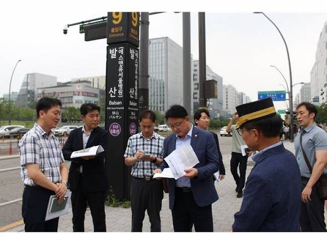 지난 7일 발산역 및 가양역 출입구 일대에서 완료된 미끄럼 방지 및 편의시설 설치 공사 현장을 점검한 김춘곤 의원