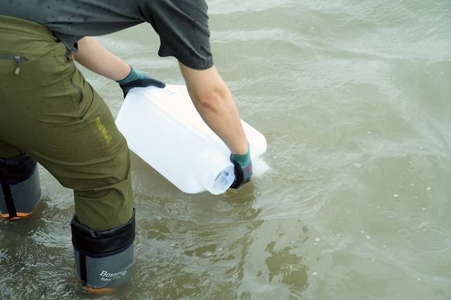원자력안전위원회는 지난 4일 최근 제기되는 북한 평산 우라늄 정련공장 폐수 문제와 관련해 시료 채취를 위해 한국원자력안전기술원(KINS) 전문가들을 강화도 현장에 파견했다고 밝혔다. 사진은 이날 강화도에서 한국원자력안전기술원 전문가가 시료 채취하고 있는 모습. 2025.7.4 원자력안전위원회 제공.