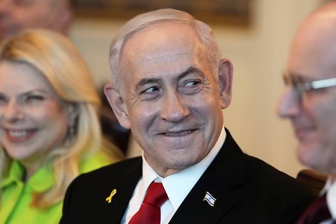 베냐민 네타냐후 이스라엘 총리가 7일(현지시간) 워싱턴DC 백악관에서 도널드 트럼프 미국 대통령과의 만찬 자리에서 미소 짓고 있다. AP 연합뉴스