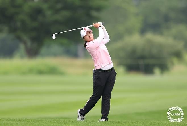 아이언샷하는 최혜진 - [서울=뉴시스] 4일 인천 청라에 위치한 베어즈베스트청라CC에서 열린 ‘제15회 롯데오픈’ 2R 11번홀에서 최혜진이 아이언샷을 하고 있다.(사진=KLPGA 제공) 2025.07.04. photo@newsis.com *재판매 및 DB 금지  <저작권자ⓒ 공감언론 뉴시스통신사. 무단전재-재배포 금지.>