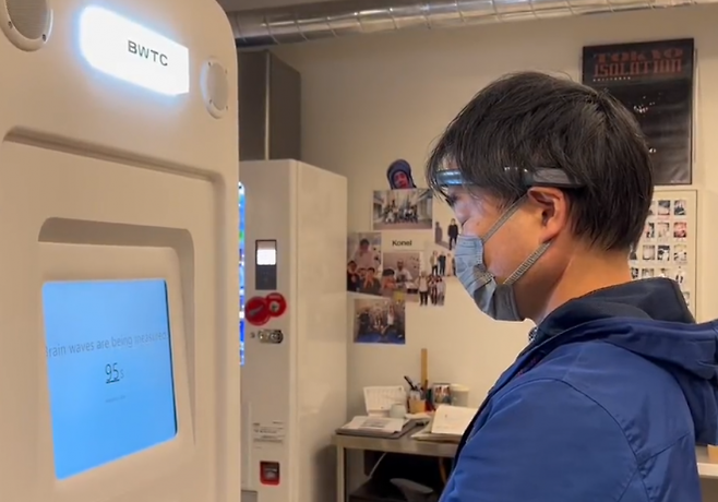 일본의 한 기업이 사람들의 뇌파를 수집해 예술 작품으로 제작하고 이를 판매하는 독특한 프로젝트를 진행해 주목받고 있다. 엑스(옛 트위터) 캡처