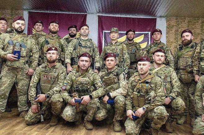 26일(현지시간) 러시아군과 격전이 벌어지고 있는 우크라이나 수미주 최전선을 방문한 올렉산드르 시르스키 우크라이나군 총사령관이 군인들과 기념 사진을 촬영하고 있다. 2025.6.26 수미 AFP 연합뉴스 (기사 내용과 직접 관계 없음)