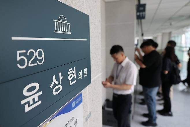 윤석열 전 대통령 배우자 김건희 여사와 관련한 의혹들을 수사하는 민중기 특별검사팀이 ‘공천 개입’ 의혹 관련자들을 상대로 전격적인 동시다발 압수수색에 나선 8일 서울 여의도 국회의원회관 내 윤상현 의원실 앞에 취재진이 대기하고 있다. 2025.7.8 연합뉴스