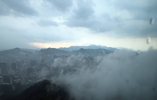 비구름 지나는 서울도심 - 8일 오후 남산 서울타워 전망대에서 바라본 서울 도심 하늘에 비구름이 지나고 있다. 2025.7.8 뉴스1