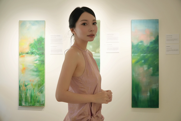 (사진: ‘섬머 포크 송’ 전시 작품과 퀸안레 작가[베르제아트갤러리 제공])