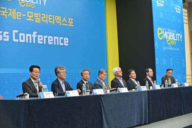 조환익 전 한국전력공사 사장 등 패널들이 지난해 열린 국제e-모빌리티 네트워크 포럼에서 발언하고 있다. 사진제공=국제e-모빌리티엑스포 조직위원회