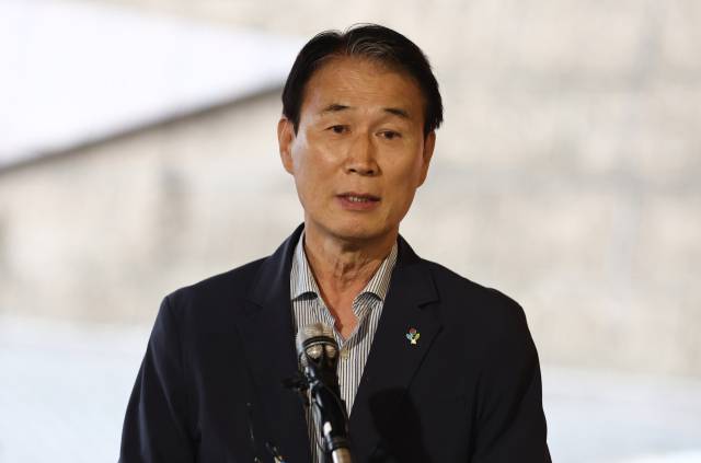 권오을 국가보훈부 장관 후보자가 지난달 25일 청문회 준비 사무실이 마련된 서울스퀘어로 출근하며 지명 소감을 밝히고 있다. 연합뉴스