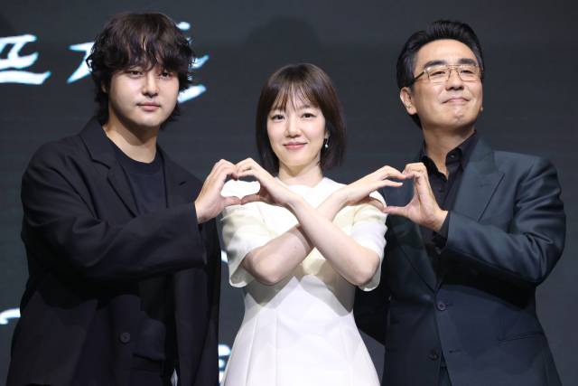 배우 양세종(왼쪽부터), 임수정, 류승룡이 8일 '파인: 촌뜨기들' 제작발표회에서 포즈를 취하고 있다. 연합뉴스