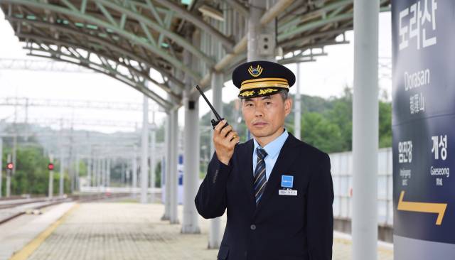 박홍균 도라산역장이 인터뷰를 마친 후 열차 승강장에서 무전기를 들고 기념 촬영을 하고 있다. 파주=오승현 기자