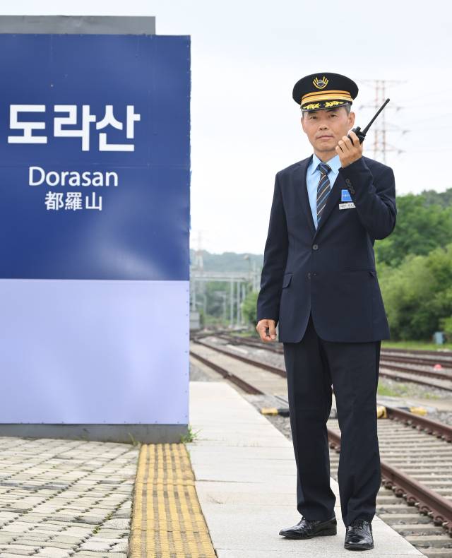 박홍균 코레일 도라산역장이 승강장에서 무전기를 들고 포즈를 취하고 있다. 파주=오승현 기자