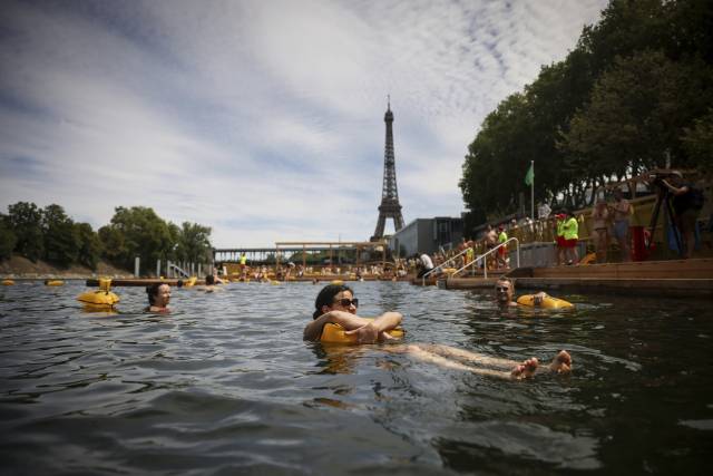 파리 센강에서 수영을 즐기는 파리 시민들. AP연합뉴스