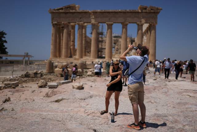 그리스 아테네의 아크로폴리스를 찾은 한 관광객이 더위에 물을 마시고 있다./로이터연합뉴스