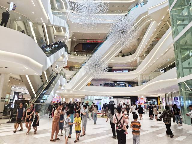 베트남 고객들이 작년 7월 여름 휴가철을 맞아 몰캉스를 즐기기 위해 롯데몰 웨스트레이크 하노이에 모여든 모습. 사진 제공=롯데백화점