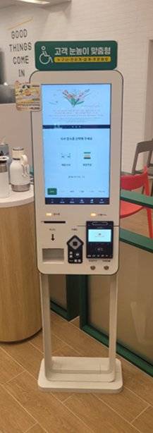 서울의 한 도넛 매장에 ‘배려형 키오스크’가 설치돼 있다. 롯데GRS