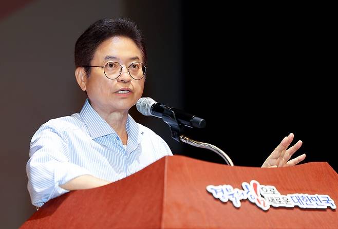 이철우 경북도지사는 7일 '직원 만남의 날' 행사를 열고, 새 정부 대응과 APEC 정상회의 개최 등 주요 도정 방향 공유와 함께 직장 내 괴롭힘 예방 교육을 실시했다ⓒ경북도