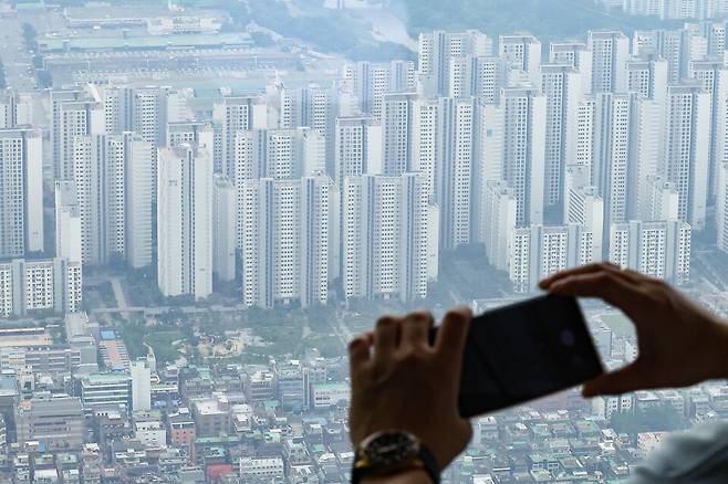 지난 6일 서울 송파구 롯데월드타워 전망대 서울스카이에서 바라본 서울 시내 아파트 및 빌라단지의 모습 ⓒ연합뉴스