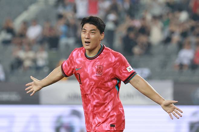 한국 축구대표팀 주민규가 7일 동아시안컵 중국전에서 팀의 두 번째 골을 넣은 뒤 세리머니하고 있다. 연합뉴스