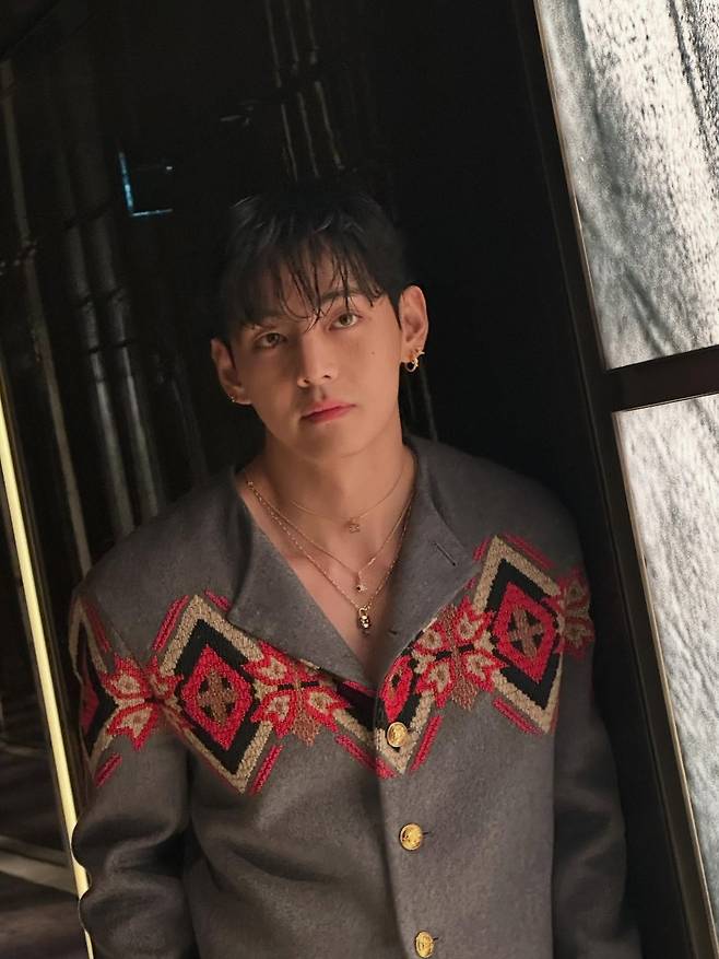 그룹 방탄소년단 멤버 뷔가 프랑스 파리에서 열린 패션쇼를 통해 제대 후 첫 공식 일정을 소화했다. 뷔 인스타그램 계정