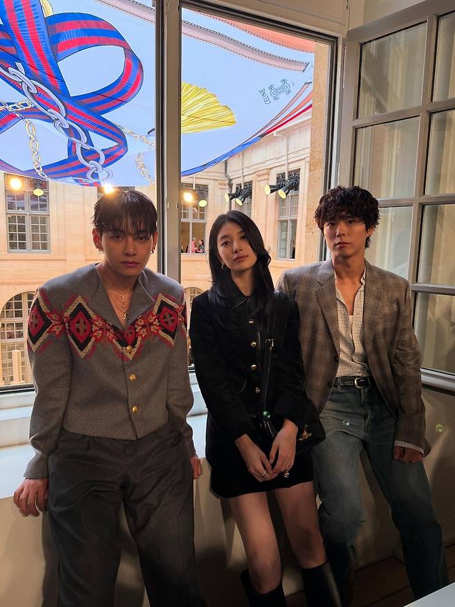 그룹 방탄소년단 멤버 뷔(왼쪽)가 배우 수지, 박보검과 프랑스 파리에서 열린 패션쇼에 참석한 모습을 공개했다. 뷔 인스타그램 계정
