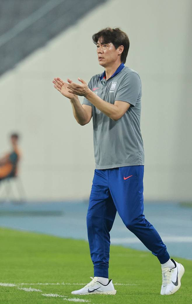 7일 경기도 용인미르스타디움에서 열린 2025년 동아시아축구연맹(EAFF) E-1 챔피언십(동아시안컵) 남자부 한국-중국전에서 홍명보 감독이 선수들을 격려하고 있다. 연합뉴스