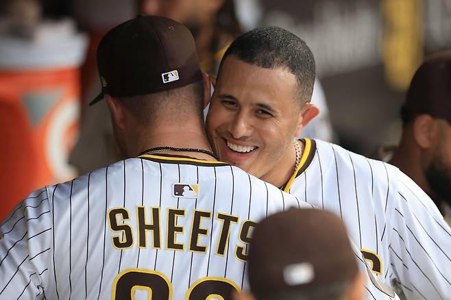 8일 애리조나에서 통산 2000안타를 달성한 뒤 동료들과 기뻐하는 매니 마차도.    샌디에이고 | AFP연합뉴스