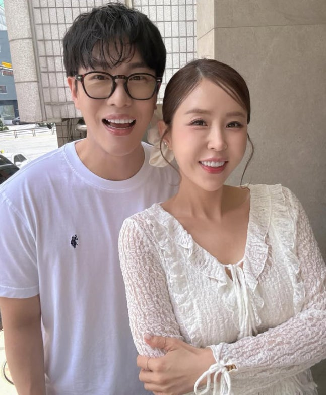 내년 상반기 결혼을 계획 중인 가수 신지(오른쪽)과 문원 커플. 사진 신지 SNS 캡처