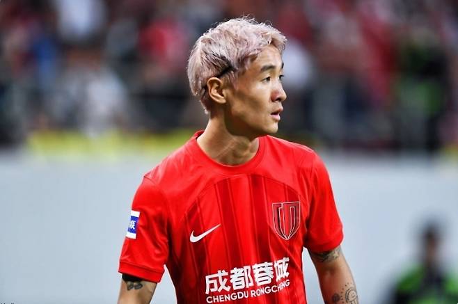 ▲ 서정원 감독이 이끄는 청두 룽청 소속의 윙어 웨이스하오(사진)는 졸전으로 일관한 한국과의 동아시안컵 개막전에서 거의 유일하게 가벼운 몸놀림을 자랑한 중국 공격수였다. ⓒ 'QQ뉴스' 홈페이지