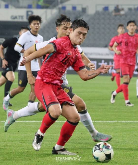 이동경이 7일 오후 8시 용인미르스타디움에서 열린 한국 대 중국의 '2025 동아시아축구연맹(EAFF) E-1 풋볼 챔피언십(동아시안컵)' 개막전에서 볼 경합을 펼치고 있다. /사진=김진경 대기자