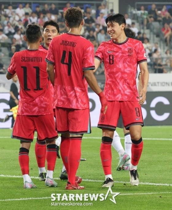 김주성(4번)이 7일 용인미르스타디움에서 열린 2025 동아시아축구연맹(EAFF) E-1 챔피언십(동아시안컵) 1차전에서 세 번째 골을 넣고 세리머니하고 있다. /사진=김진경 대기자